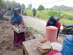 Terpanggil Sukseskan TMMD Kodim Kulon Progo, Ibu Maryuni Rela Antar Nasi
