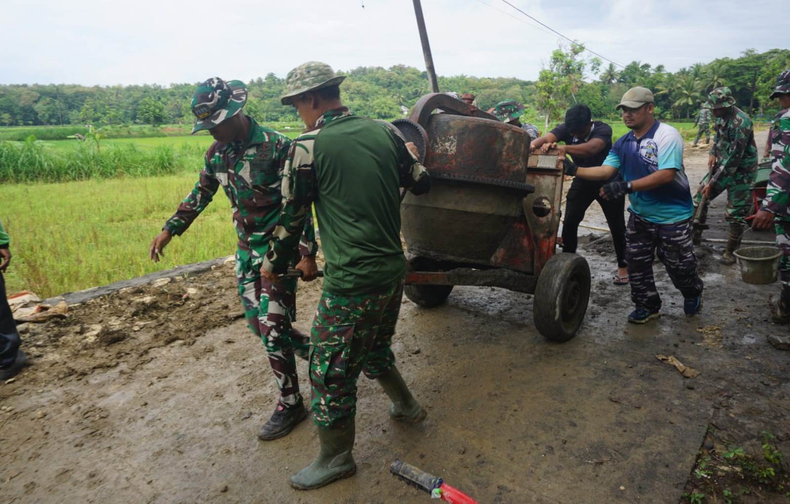 Hari ke-13 Gelaran TMMD, Abaikan Cuaca TNI dan Warga Kebut Pengerjaan Talud | Newstv Indonesia