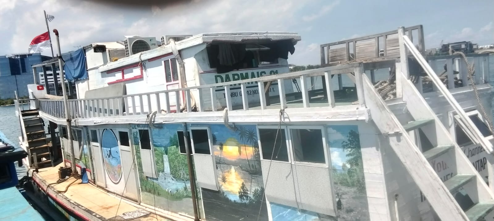 Ternyata Hoax......Tiem Investigasi melakukan penelusuran ke kapal-Kapal yang sebelumnya Tersorot Media di duga memuat BBM jenis Solar di Sungai Tallo Ternyata Angkut Air Bersih, Bukan Solar | Newstv Indonesia