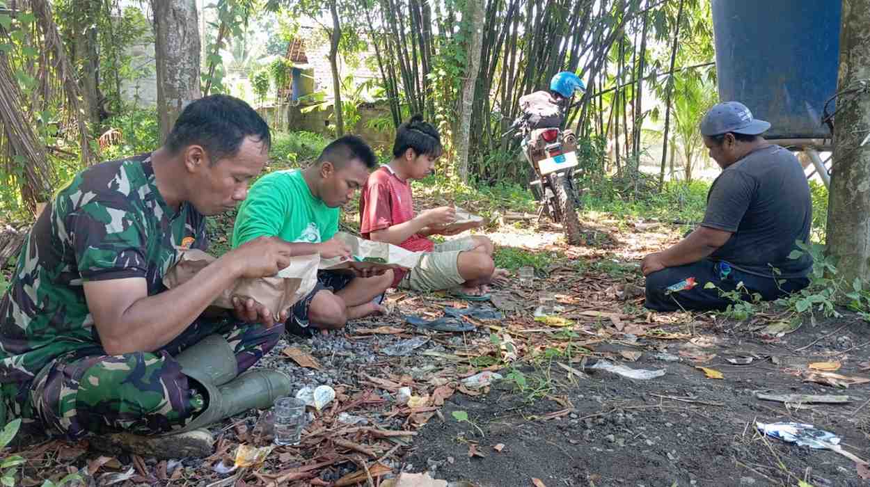 Istirahat Disela Kegiatan Fisik TMMD Kulon Progo, Anggota Lanal Yogyakarta Manfaatkan Jalin Komsos | Newstv Indonesia