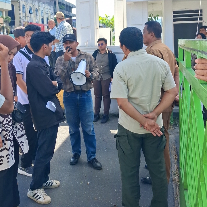 Soroti Dugaan Pelanggaran Etika dan Simbol Negara, Mahasiswa Gelar Aksi di Kantor Wali Kota Padangsidimpuan | Newstv Indonesia