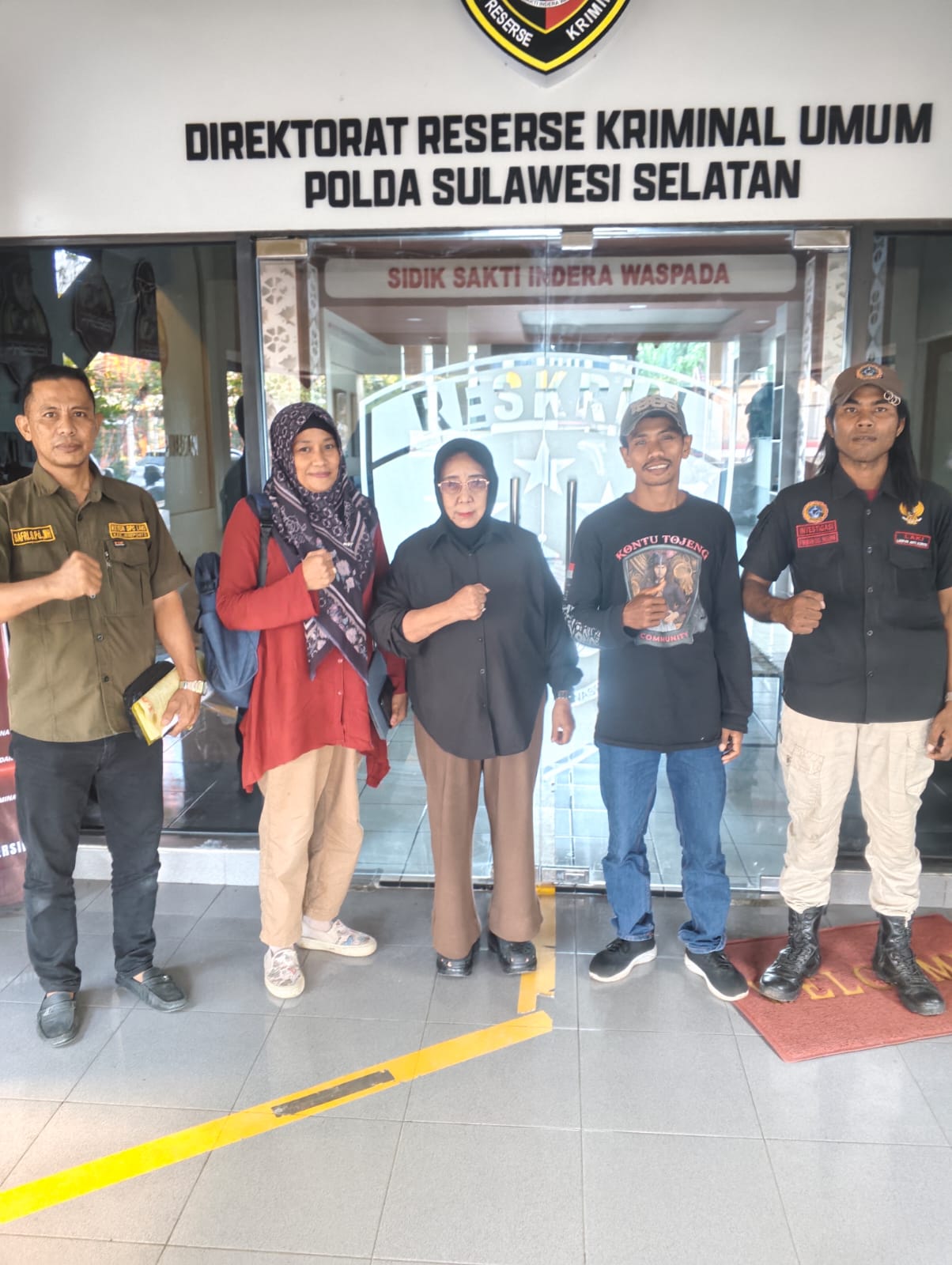 KETUA DPC LAKI KABUPATEN JENEPONTO DAMPINGI KELUARGA AHLI WARIS H. FAHRUDDIN DAENG ROMO PENUHI PANGGILAN PENYIDIK POLDA SULSEL | Newstv Indonesia