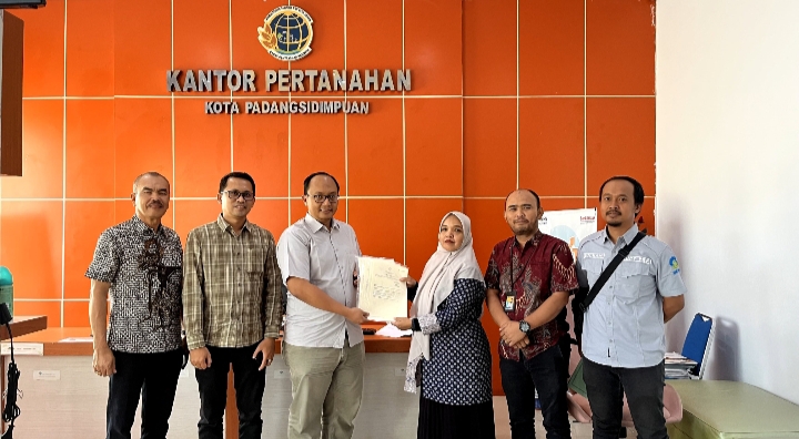 Kepala Kantor Pertanahan Padangsidimpuan Serahkan Sertipikat Aset PLN, Wujud Nyata Pengamanan Aset Negara | Newstv Indonesia