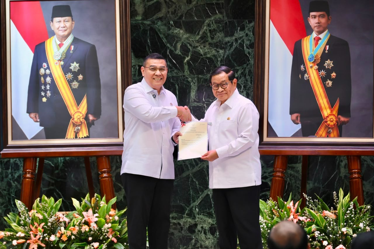 DKI Jakarta HUT ke-499, Wamen Ossy Serahkan 499 Sertipikat ke Gubernur Pramono Anung | Newstv Indonesia