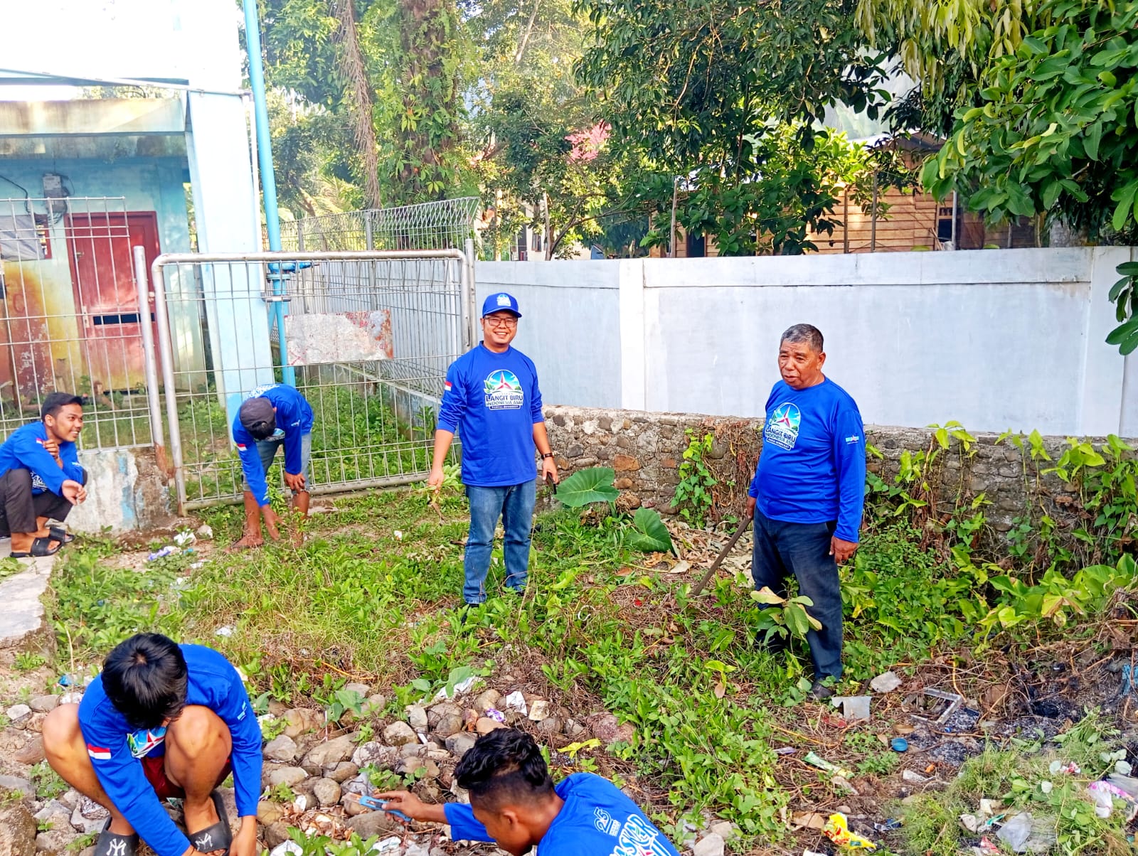 Sambut HUT Ke XXV pada 9 Juli 2026 : DPC Partai Demokrat Tapanuli Selatan Laksanakan Kegiatan Gotong Royong Bersihkan Rumah Ibadah dan Pekarangan di Sigalangan | Newstv Indonesia