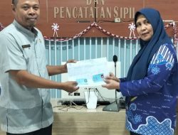 Kepala KUA Tarowang Pimpin Langsung Akad Nikah, Pengantin Langsung Terima KTP, KK, dan Buku Nikah | Newstv Indonesia Kepala KUA Tarowang Pimpin Langsung Akad Nikah, Pengantin Langsung Terima KTP, KK, dan Buku Nikah | Newstv Indonesia