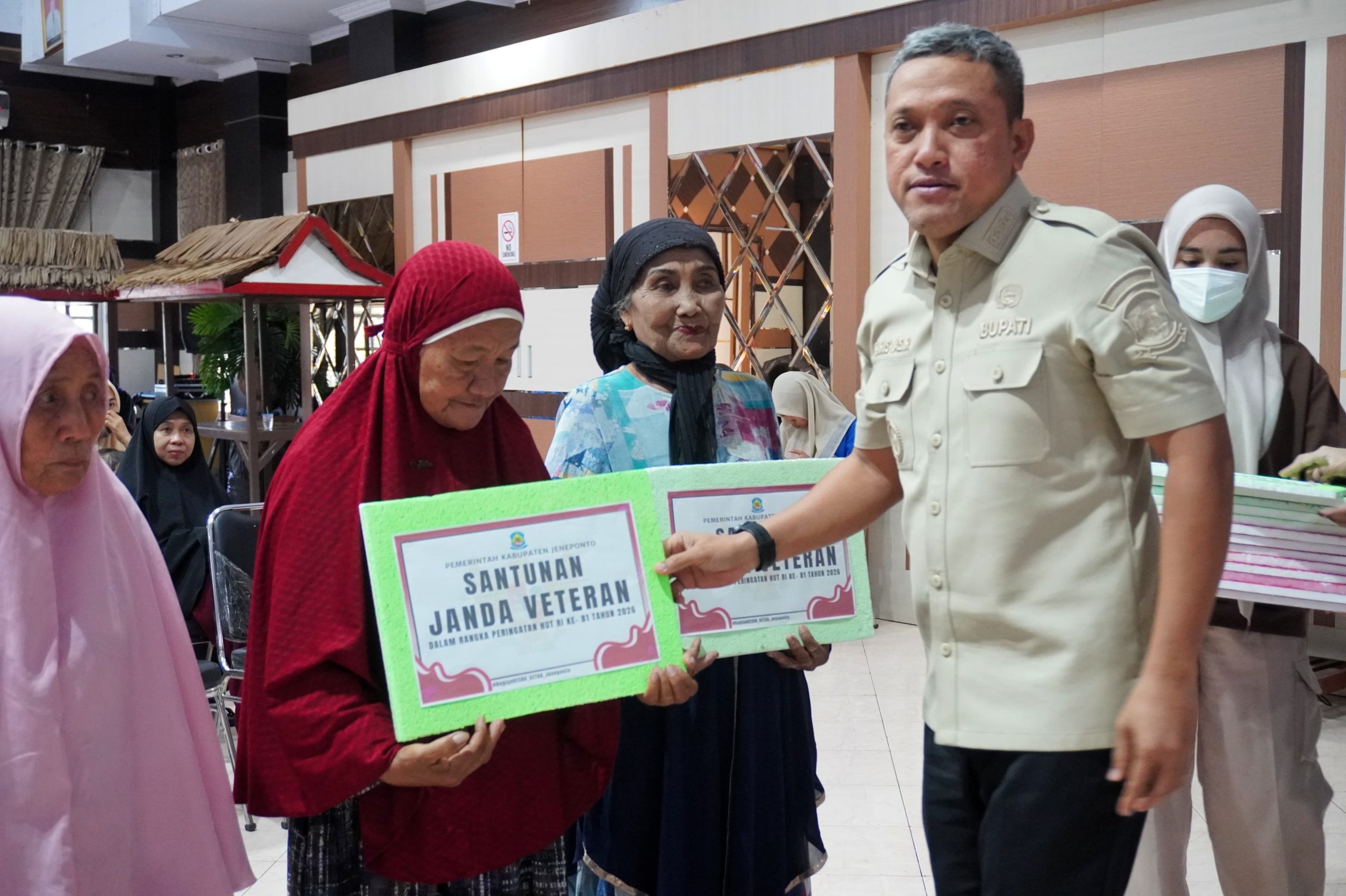Pemkab Jeneponto Serahkan Santunan kepada 60 Janda Veteran dalam Rangka HUT RI ke-81 | Newstv Indonesia