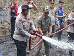 Kapolres Musi Rawas Turun Langsung Padamkan Karhutla di Kawasan Agropolitan