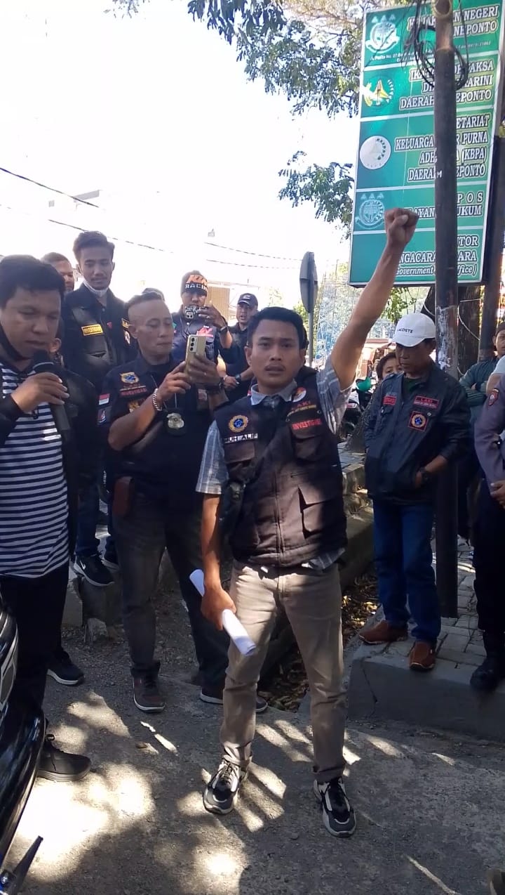 9 BULAN TERBENGKALAI! LAKI JENEPONTO ULTIMATUM: "P21 KAN KASUS PS 170 ATAU KAMI TURUN AKSI MASSA" Desak Kapolres & Jaksa Agung Copot Oknum Yang Sandera Berkas | Newstv Indonesia