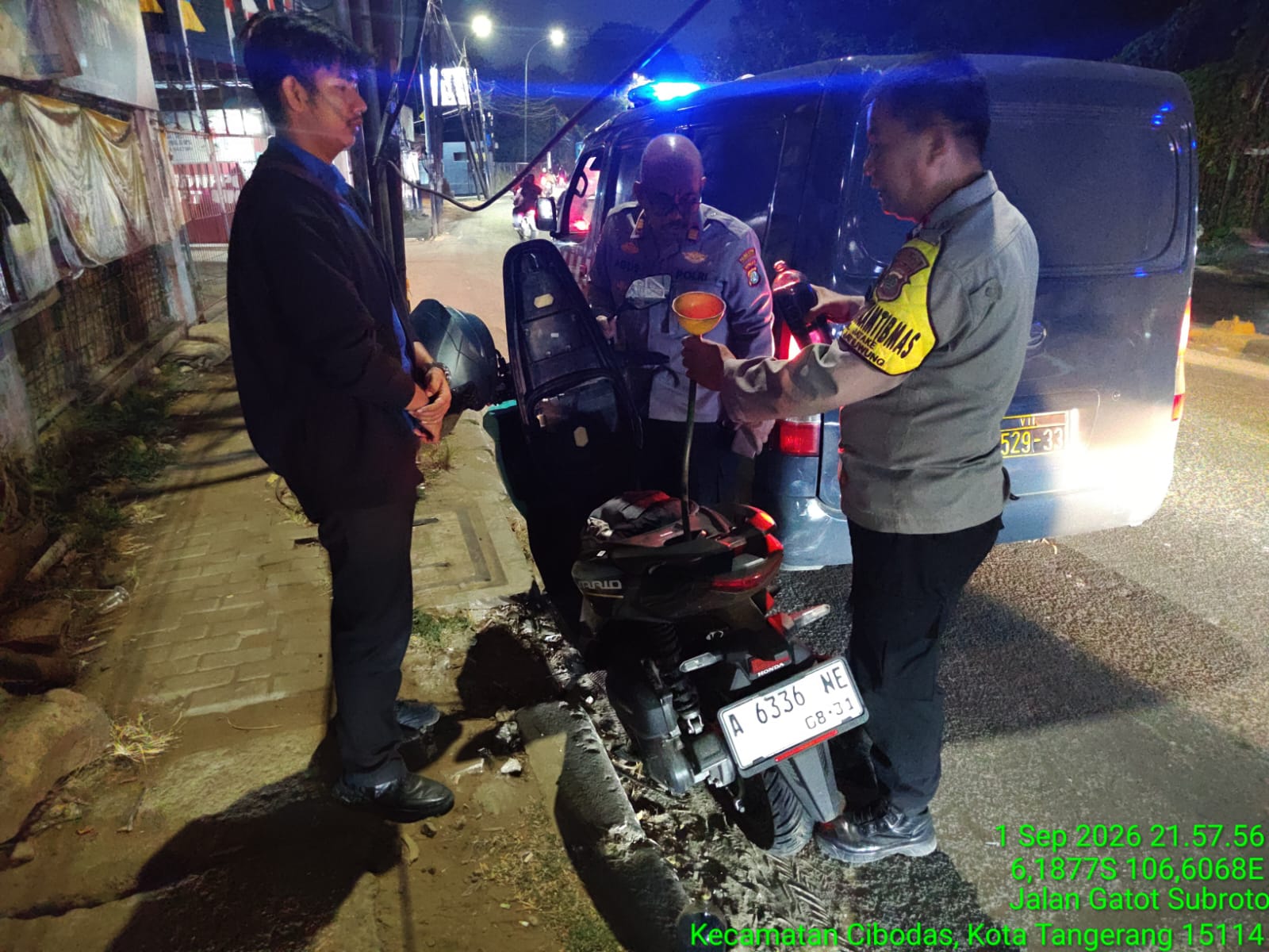 Bensin Habis dan Tak Punya Uang Pulang, Warga Minta Bantuan Polisi Via 110 | Newstv Indonesia