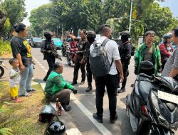 Brimob Polda Metro Jaya Patroli Cipta Kondisi, Bantu Pengemudi Ojol Kecelakaan di Kebun Sirih