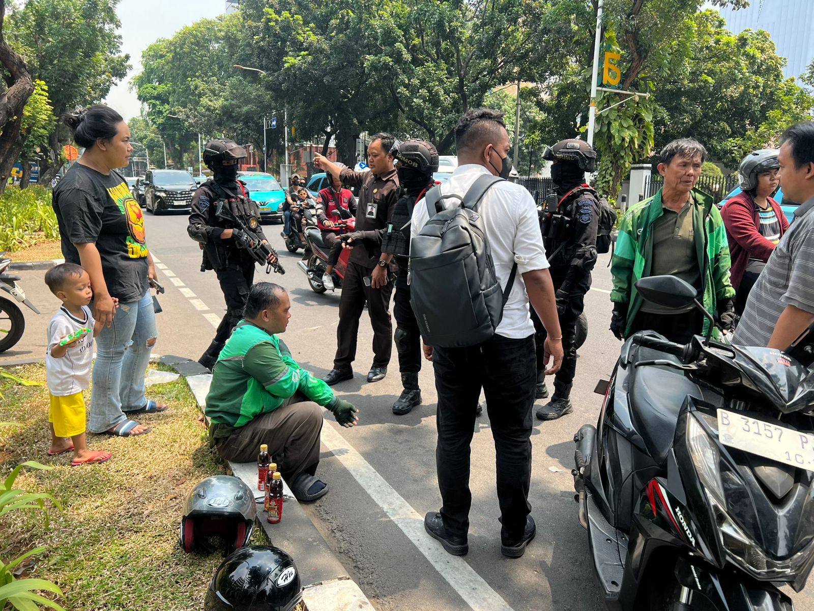 Brimob Polda Metro Jaya Patroli Cipta Kondisi, Bantu Pengemudi Ojol Kecelakaan di Kebun Sirih | Newstv Indonesia
