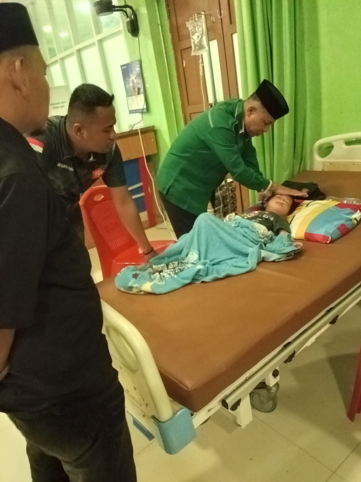 Usai Takziah dan Menjenguk Keluarga di Rumah Sakit, Safri Daeng Ngerho Lanjut ke Makassar Hadiri Pernikahan Keluarga | Newstv Indonesia