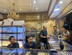 Beri Rasa Aman Pamapta Patroli Sasar Toko Emas di Pasar Kota Lamongan