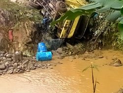 Diduga Angkat BBM Solar Ilegal,Truk Tersungkur di Desa Rantobi Batang Natal Sopir Dilarikan ke RSUD Panyabungan