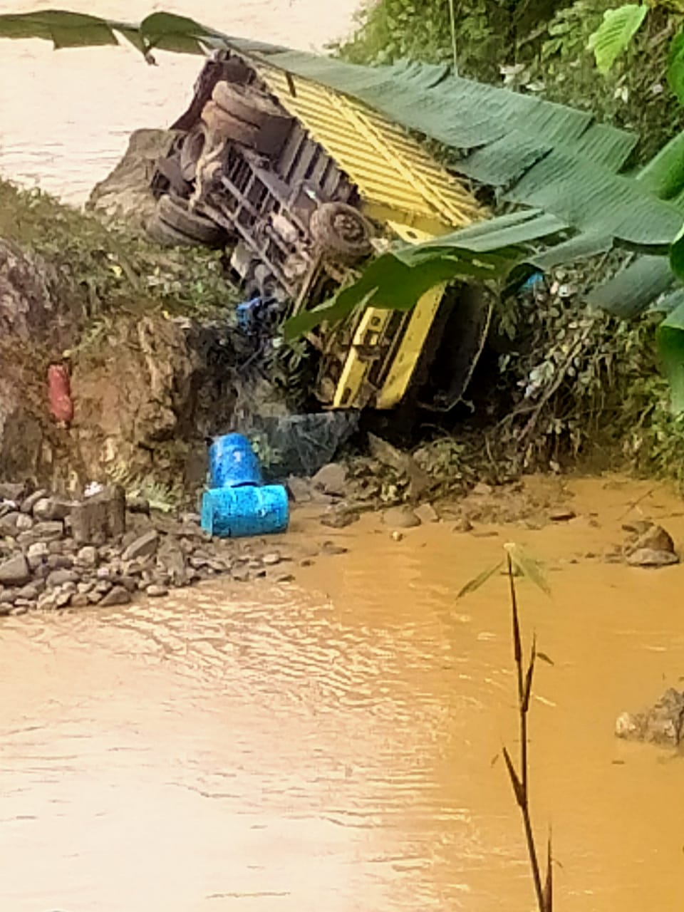 Diduga Angkat BBM Solar Ilegal,Truk Tersungkur di Desa Rantobi Batang Natal Sopir Dilarikan ke RSUD Panyabungan | Newstv Indonesia