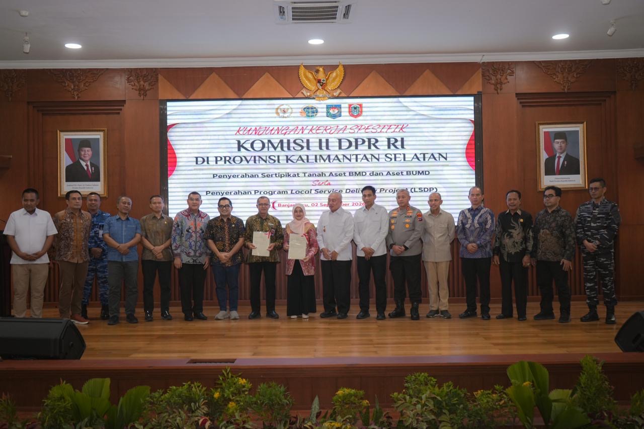 Serahkan Sertipikat Aset BMD dan BUMD Pemprov Kalsel, Wamen Ossy: Perkuat Kepastian Hukum Aset Daerah | Newstv Indonesia