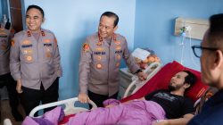 Menguatkan Anggota yang Terluka Kapolda Metro Jaya Kunjungi RS Polri
