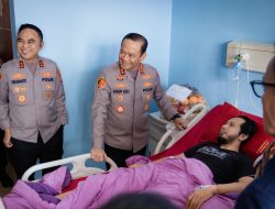Menguatkan Anggota yang Terluka Kapolda Metro Jaya Kunjungi RS Polri