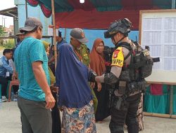 Brimob Polda Metro Jaya Patroli ke TPS Jaga Kamtibmas Pilkades di Bekasi