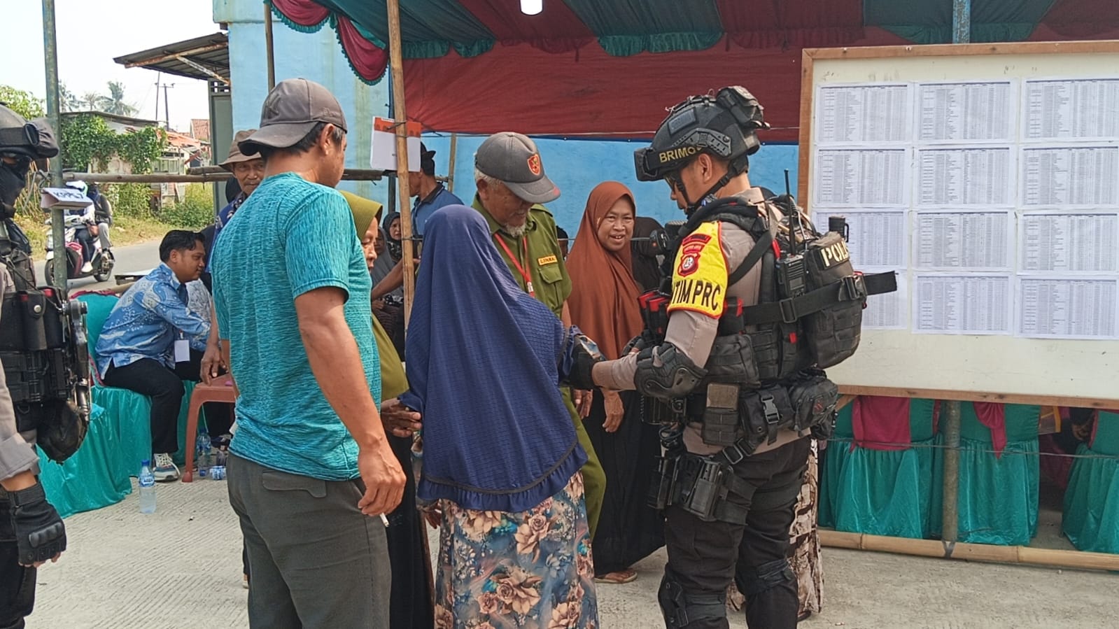 Brimob Polda Metro Jaya Patroli ke TPS Jaga Kamtibmas Pilkades di Bekasi | Newstv Indonesia