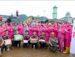 HK ke 74 Bhayangkari Sumbar Hadir Berikan Bantuan bagi Warga Terdampak Banjir Bandang