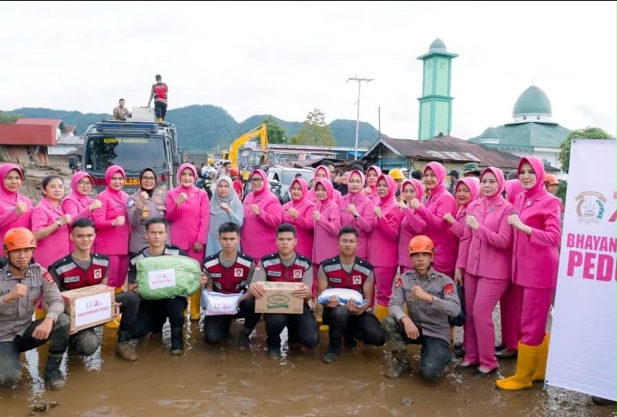 HK ke 74 Bhayangkari Sumbar Hadir Berikan Bantuan bagi Warga Terdampak Banjir Bandang | Newstv Indonesia