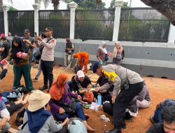 Brimob dan Polwan Metro Bagikan Roti untuk Hari Tani
