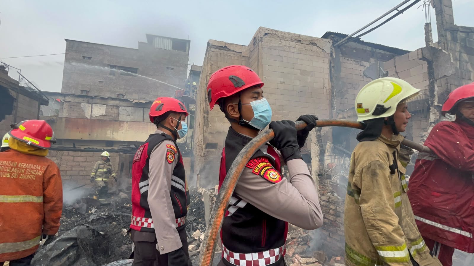 Polda Metro Jaya Buka Dapur Lapangan untuk Warga Terdampak Kebakaran Kampung Muka | Newstv Indonesia