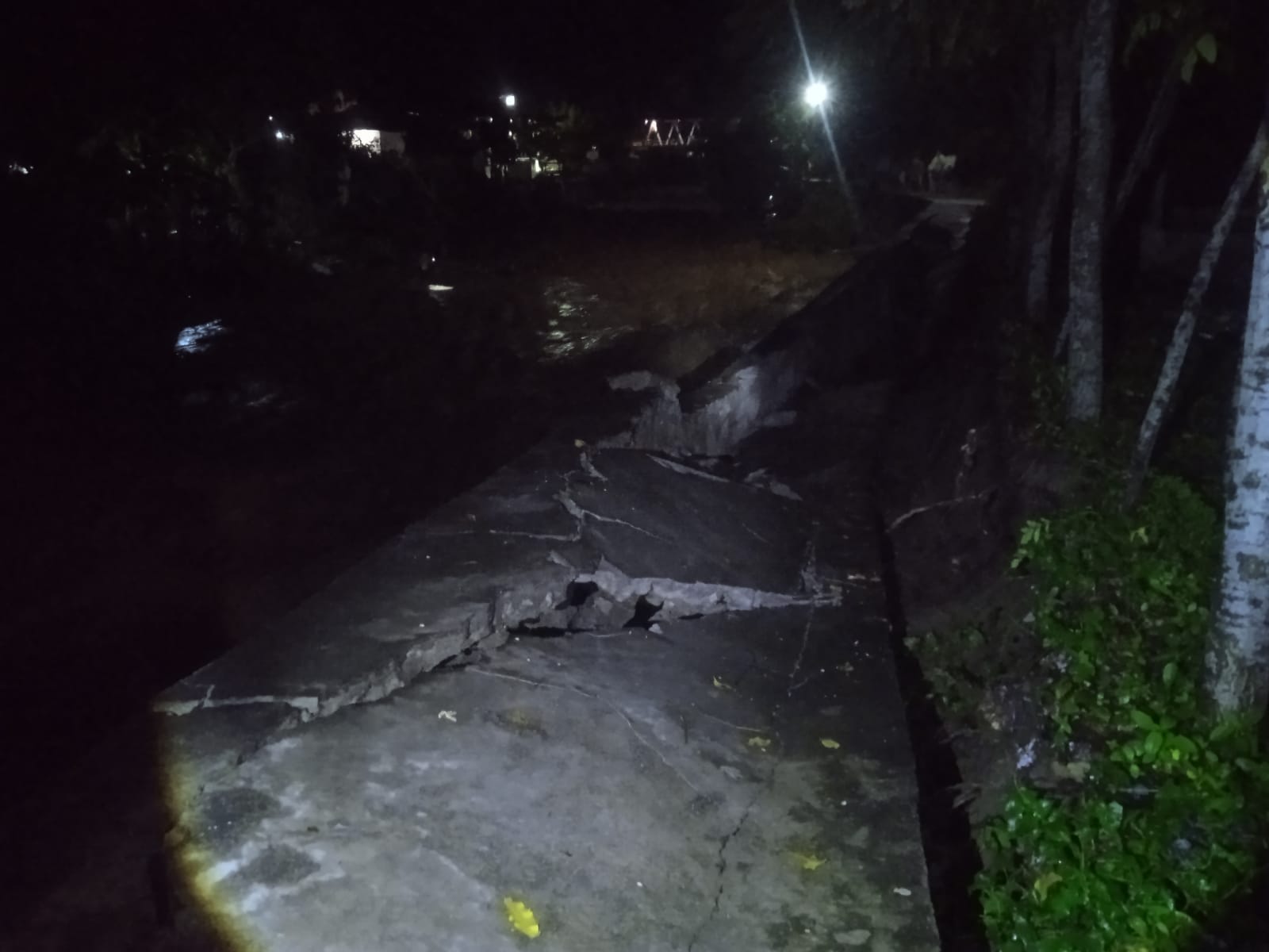 Breaking News : Warga Minta Pemda Turun Cek Malam Ini,Dek Jatuh Akibat Sungai Ranto Puran Meluap | Newstv Indonesia